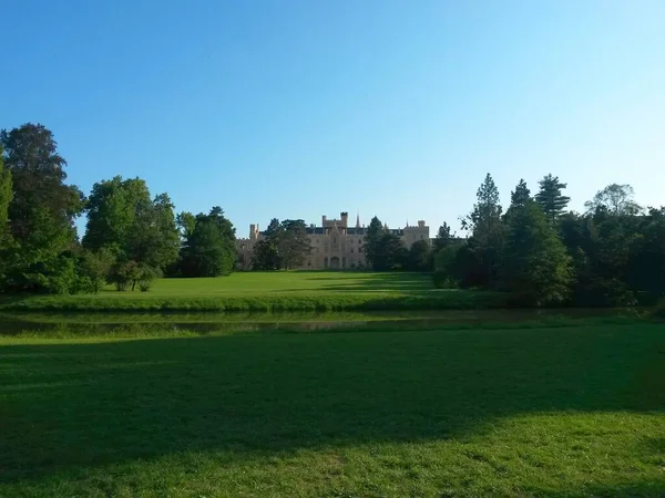 Uitzicht Weiden Vijver Naar Een Kasteel Dat Gedeeltelijk Bedekt Met — Stockfoto