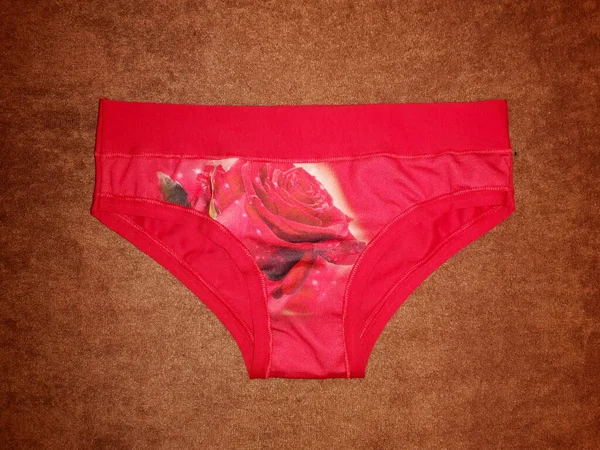 Pantaletas Mujer Ropa Interior Rojo Con Motivo Rosa Imagen — Foto de Stock