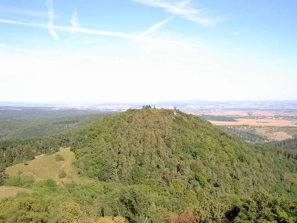 Colina Arborizada Com Uma Torre Cima Fundo São Florestas Prados — Fotografia de Stock