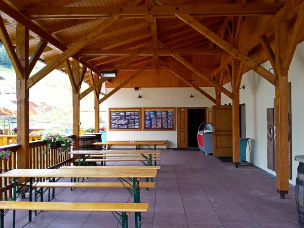 Pub Madeira Coberto Assentos Com Mesas Bancos Sem Pessoas Imagem Fotografia De Stock