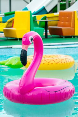 Pembe Flamingo ve ananas. Şişme daire. Yaz. Havuzu. Aquapark