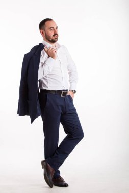 işadamı güzel bir ceket omzunda duruyor.