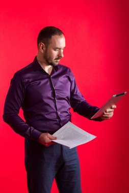 bir sakallı bir tablet ve bir parça kağıt ile standları