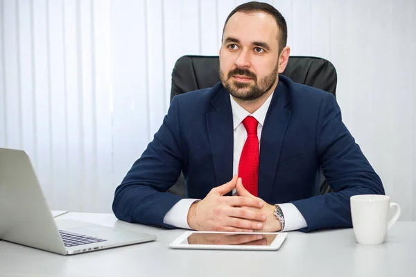 Бизнесмен Синем Костюме Красном Галстуке Внимательно Слушает Своего Собеседника Офисе Лицензионные Стоковые Изображения