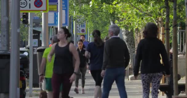 西班牙马德里 2020年5月3日 在马德里市中心 在Covid 19大流行期间的零升级阶段第二天 人们大规模步行和做个人运动 — 图库视频影像