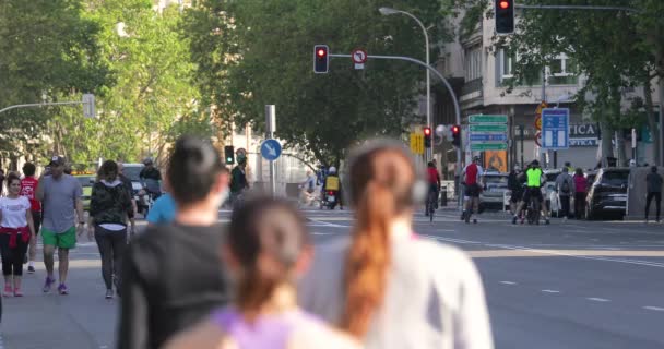 Madrid Spanyolország 2020 Május Emberek Tömegesen Sétálnak Sportolnak Madrid Központjában — Stock videók