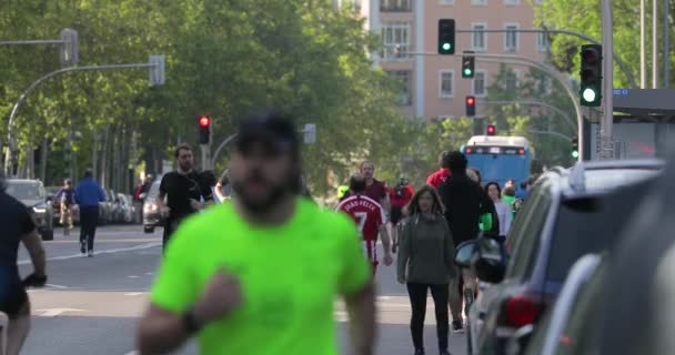 西班牙马德里 2020年5月3日 在马德里市中心 在Covid 19大流行期间的零升级阶段第二天 人们大规模步行和做个人运动 — 图库视频影像