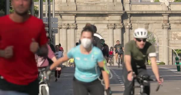 Madri Espanha Maio 2020 Pessoas Caminhando Praticando Esporte Individual Forma — Vídeo de Stock