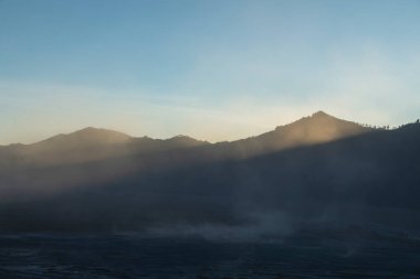 Bromo yanardağını çevreleyen dağların siluetinin detayları, akşam ışığında, Tengger 'ın bir parçası, Doğu Java, Endonezya.