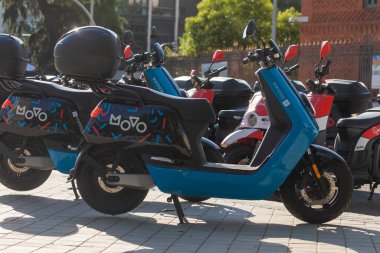 Madrid, İspanya - 02 Haziran 2020: Madrid 'de park edilmiş Movo şirketinin ortak sistem taşıma servisinin elektrikli motosikleti.
