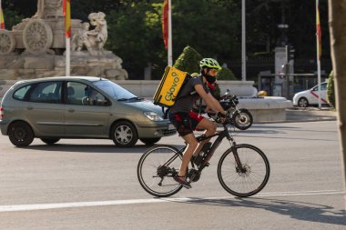 Madrid, İspanya - 19 Mayıs 2020: Ev dağıtım şirketi Glovo 'dan teslimatçılar, Madrid sokaklarında çalışıyor, yoğun saatlerde yemek dağıtıyorlar..