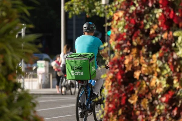 Madrid, İspanya - 19 Mayıs 2020: Ev dağıtım şirketi Uber Eats 'ten teslimatçılar, Madrid sokaklarında çalışıyor, yoğun saatlerde yemek dağıtıyorlar..