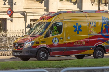 Madrid, İspanya - 19 Mayıs 2020: Cibeles ile Alcala caddesinden geçerken SAMUR-Sivil Koruma Aracı ve ambulans parkının bir parçası olan Gelişmiş Yaşam Destek Birimi USVA.