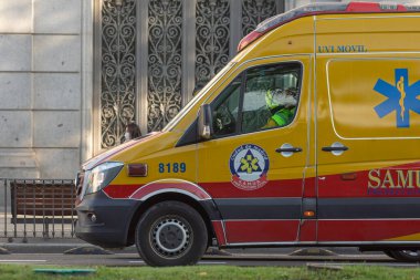 Madrid, İspanya - 19 Mayıs 2020: Cibeles ile Alcala caddesinden geçerken SAMUR-Sivil Koruma Aracı ve ambulans parkının bir parçası olan Gelişmiş Yaşam Destek Birimi USVA.