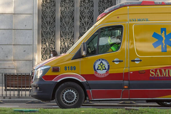 Madrid, İspanya - 19 Mayıs 2020: Cibeles ile Alcala caddesinden geçerken SAMUR-Sivil Koruma Aracı ve ambulans parkının bir parçası olan Gelişmiş Yaşam Destek Birimi USVA.