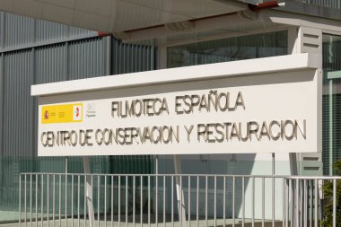 Madrid, İspanya - 11 Mart 2020: Ciuda de la Imagen bölgesindeki İspanyol Filmoteca 'nın korunma ve restorasyon tesislerine erişim alanının etiketi.