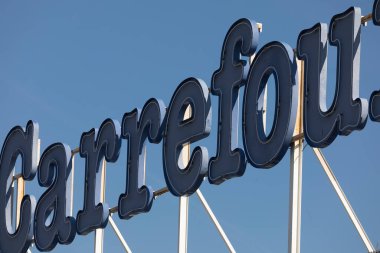 Madrid, İspanya - 11 Mart 2020: Ciuda de la Imagen bölgesindeki Carrefour hipermarketinin dev etiketi.