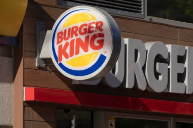 Madrid, İspanya - 18 Mayıs 2020: Fast food ve hamburger restoranının ana erişim alanı, Burger King, Retiro semti, İbiza sokağı.