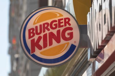 Madrid, İspanya - 18 Mayıs 2020: Fast food ve hamburger restoranının ana erişim alanı, Burger King, Retiro semti, İbiza sokağı.