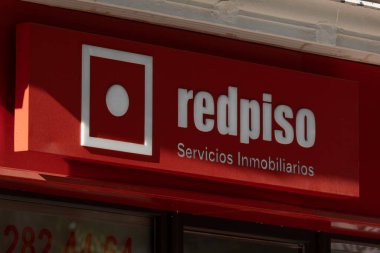 Madrid, İspanya - 18 Mayıs 2020: Retiro bölgesinde emlak hizmetleri, satın alma ve satma için halka açık bir ofise giriş alanı ön cephesi.