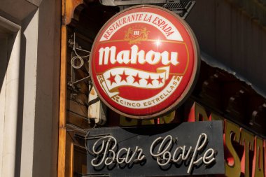 Madrid, İspanya - 18 Mayıs 2020: Retiro bölgesindeki eski bar, kafe, bira fabrikası, La Espada 'nın giriş tabelası.