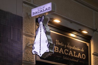 Madrid, İspanya - 19 Mayıs 2020: Retiro bölgesindeki Hermosilla Caddesi 'ndeki La Tienda del Bacalao isimli gurme morina dükkanının girişinin üzerinde yer alan tabela.
