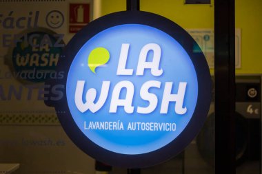 Madrid, İspanya - 19 Mayıs 2020: Etiro bölgesindeki Maiquez caddesindeki bir çamaşırhanenin vitrinindeki tabela.