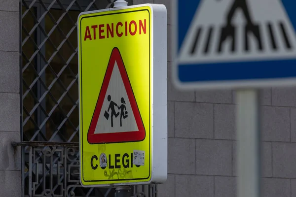 Madrid Spanje Mei 2020 Verkeerssignalering Waarschuwing Voor Een Voetgangersgebied Met — Stockfoto