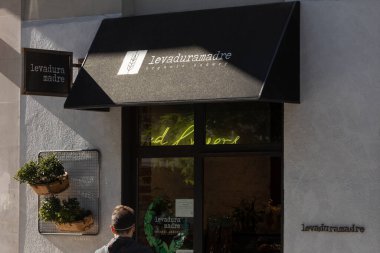 Madrid, İspanya - 18 Mayıs 2020: Etiro bölgesindeki Levaduramadre pastanesinin girişindeki ana cephe.