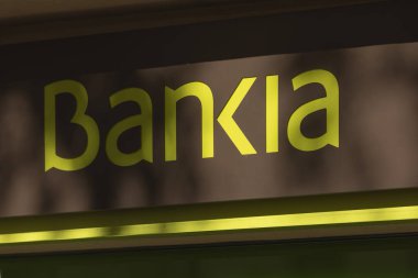 Madrid, İspanya - 18 Mayıs 2020: Bankia 'nın Emeklilik Bölgesi' ndeki banka binasının girişindeki ana cephe.