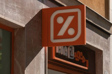 Madrid, İspanya - 18 Mayıs 2020: Retiro bölgesinde süpermarket zinciri, Dia Go.