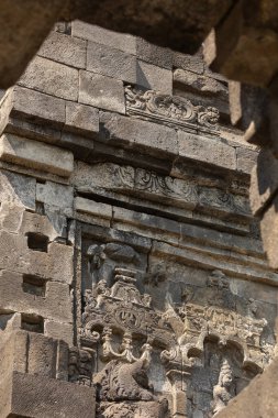 Duvarların ayrıntıları, Endonezya 'nın merkezindeki Borobudur Tapınağı' nın alt katlarında bulunan kabartmalarla süslenmiş..