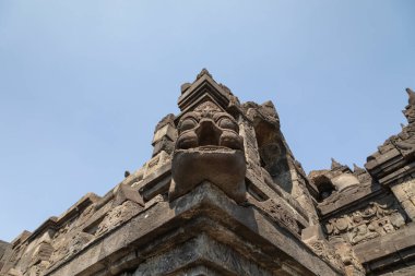 Endonezya 'nın merkezindeki Borobudur Tapınağı drenaj sisteminden oyulmuş, Makara adında bir heykel..