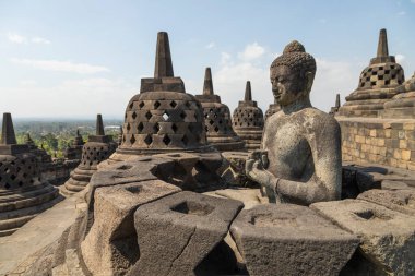 Ortaya çıkan Buda 'nın temsilcisi Dharmachakra mudra, merkez stupa yakınlarındaki Endonezya' daki Borobudur tapınağının tepesinde, Nirvana 'ya ulaşır..