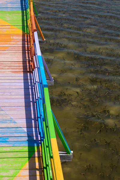 Paseo Marítimo Madera Decorado Con Colores Vibrantes Diversos Frente Mar — Foto de Stock