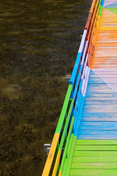 Paseo Marítimo Madera Decorado Con Colores Vibrantes Diversos Frente Mar — Foto de Stock