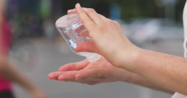 Настоящая Молодая Женщина Очищает Руки Гидроалкогольным Гелем Избежать Распространения Covid — стоковое видео