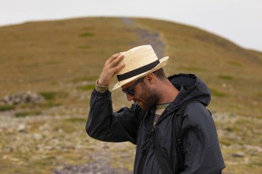 Genç bir adam, İspanya 'nın Aragon bölgesindeki Tarazona bölgesindeki İber Sistemi' nin en yüksek dağı olan Moncayo 'nun soğuk zirvesine doğru yürümekten zevk alıyor..