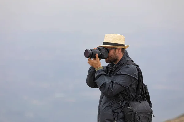 Een Jongeman Maakt Graag Foto Natuur Weg Naar Koude Top — Stockfoto