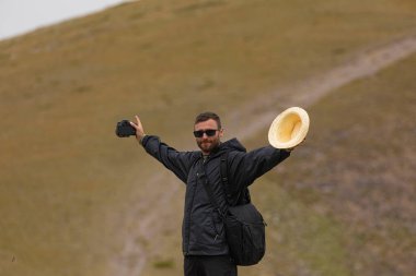Genç bir adam, İspanya 'nın Aragon bölgesindeki Tarazona bölgesindeki İber Sistemi' nin en yüksek dağı olan Moncayo 'nun soğuk zirvesine doğru yürümekten zevk alıyor..