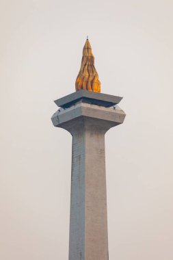 Jakarta, Endonezya - 13 Temmuz 2019: Endonezya 'nın altın alevi, Endonezya' nın özgürlüğünün sembolü olan Merdeka Meydanı, Merkez Jakarta 'daki Ulusal Anıt' ın dikilitaşının yakın çekimi.