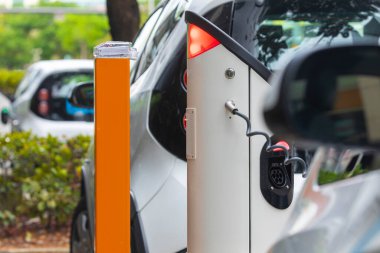 Güneydoğu Asya, Singapur 'da sokak seviyesindeki elektrikli araba şarj istasyonu..