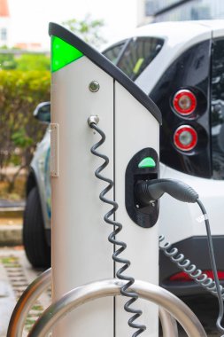 Güneydoğu Asya, Singapur 'da sokak seviyesindeki elektrikli araba şarj istasyonu..
