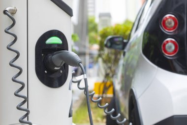 Güneydoğu Asya, Singapur 'da sokak seviyesindeki elektrikli araba şarj istasyonu..