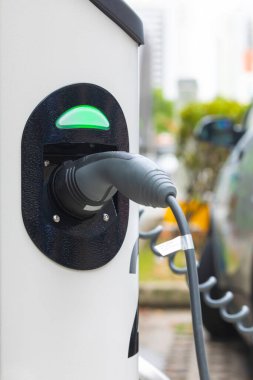 Güneydoğu Asya, Singapur 'da sokak seviyesindeki elektrikli araba şarj istasyonu..