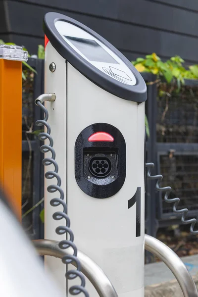 シンガポール 東南アジアのストリートレベルでの電気自動車充電ステーション — ストック写真