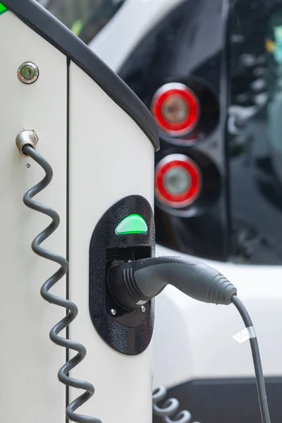 Güneydoğu Asya, Singapur 'da sokak seviyesindeki elektrikli araba şarj istasyonu..