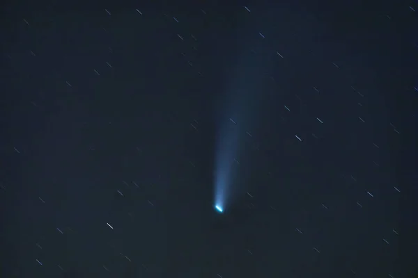 Kuyruklu yıldız Neowise, Kuyruklu yıldız C / 2020 F3, Aragon, İspanya 'dan 21 Temmuz' da gece saat 12 'de görülen Büyük Ayı takımyıldızının önünden geçerken görülüyor. Uzun pozlama.