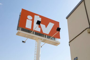 Gallur, Aragon, Zaragoza, İspanya - 27 Temmuz 2020: Teknik Araç Teftişi (ITV) için istasyon numarası 5011. Gallur ITV istasyonu, Zaragoza eyaleti, Monte Blanco sanayi bölgesinde..