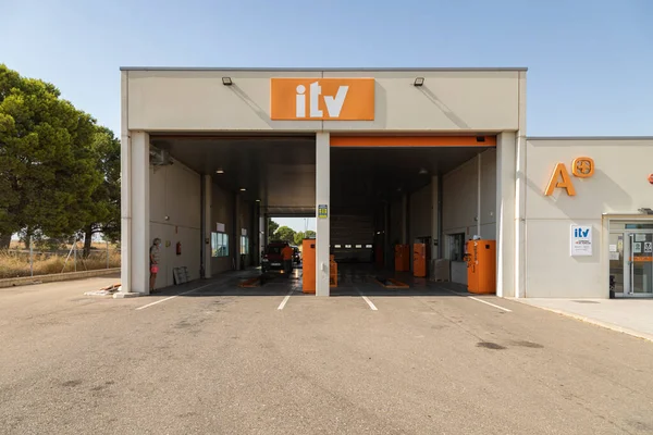 Gallur, Aragon, Zaragoza, İspanya - 27 Temmuz 2020: Teknik Araç Teftişi (ITV) için istasyon numarası 5011. Gallur ITV istasyonu, Zaragoza eyaleti, Monte Blanco sanayi bölgesinde..